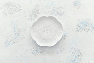 Üstten Görünüm vintage beyaz boş plaka. Düz yatıyordu