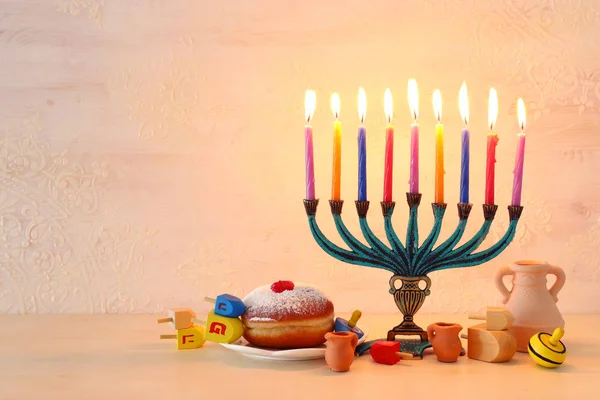 Religião imagem de feriado judaico Hanukkah fundo com menorah (candelabro tradicional), spinning top e donut — Fotografia de Stock