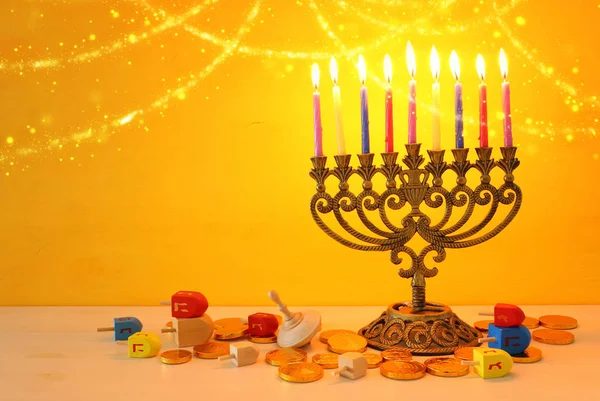 Religion image de fête juive Hanoukka fond avec menorah (candélabre traditionnel) et toupie sur fond jaune — Photo