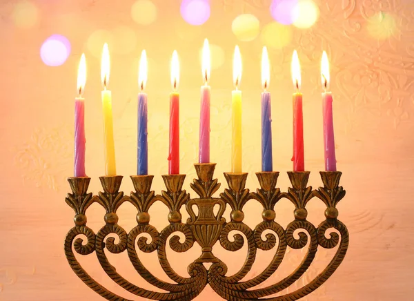 Religion image de fête juive Hanoukka fond avec menorah (candélabre traditionnel) et bougies — Photo