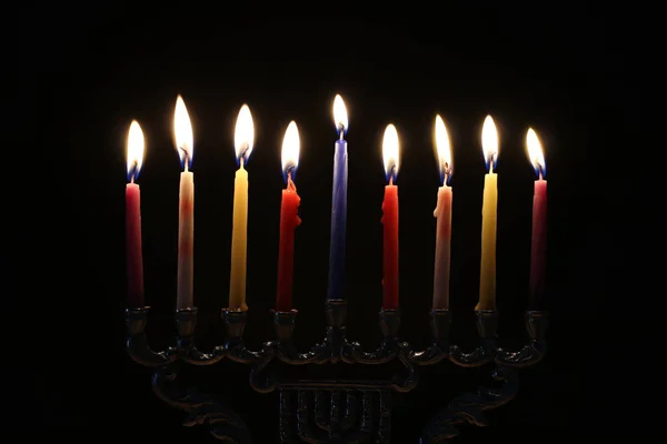 Religion Bild des jüdischen Feiertags Chanukka Hintergrund mit Menora (traditionelle Leuchter) und Kerzen — Stockfoto