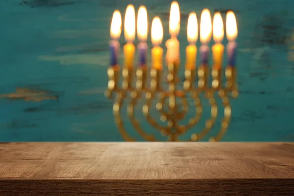 Religion bild av tomma träbord framför judisk semester Hanukkah bakgrund med menorah (traditionell kandelabra). För produktvisning — Stockfoto