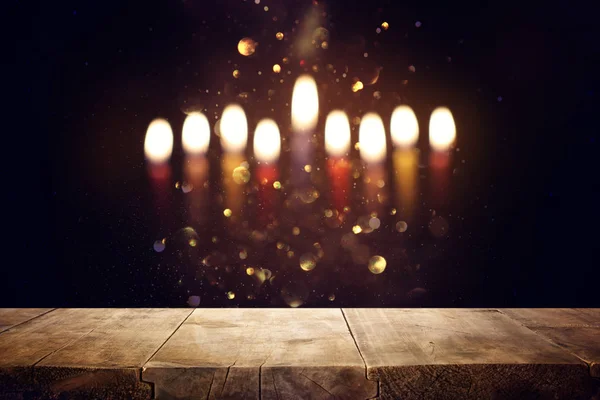 Θρησκευτική εικόνα του άδειο ξύλινο τραπέζι μπροστά από εβραϊκή γιορτή Hanukkah φόντο με μενόρα (παραδοσιακή κηροπήγια). Για επίδειξη προϊόντων — Φωτογραφία Αρχείου