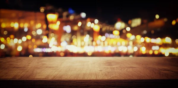 Fundo Imagem da mesa de madeira na frente de abstrato desfocado restaurante luzes — Fotografia de Stock