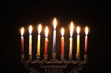 Menorah (geleneksel şamdan) ve mumlarla Yahudi bayramı Hanuka arkaplanının dini görüntüsü