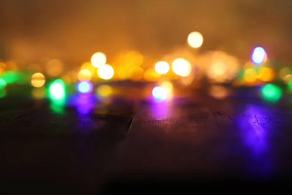Imagen de fondo de oro borroso abstracto y luces de guirnalda de colores. desenfocado — Foto de Stock