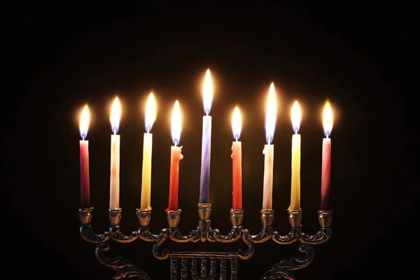 Náboženství obraz židovské dovolené Chanuka pozadí s menorah (tradiční svícen) a svíčky — Stock fotografie