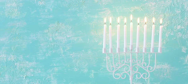 Religione immagine di festa ebraica Hanukkah sfondo con menorah (candelabro tradizionale) e candele su sfondo blu pastello — Foto Stock
