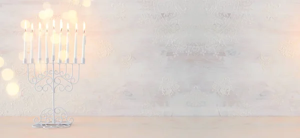 Religione immagine di festa ebraica Hanukkah sfondo con menorah (candelabro tradizionale) e candele su sfondo bianco — Foto Stock
