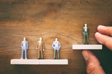 İş konsepti pf liderlik ve kalabalığın dışında durmak, bir takım kurmak ve menajer