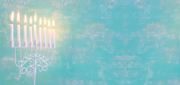 Релігійне зображення єврейського свята Ханука з менорою (традиційні канделябри) та свічками на пастельно-блакитному тлі — стокове фото