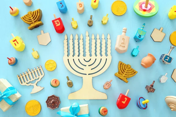 犹太节日光明节的宗教图像。光明节背景与传统烛光，旋转顶部木制蓝色背景。 顶视图,平铺 — 图库照片