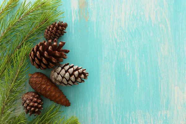 Feriados conceito de cones de pinheiro decoração para o Natal — Fotografia de Stock