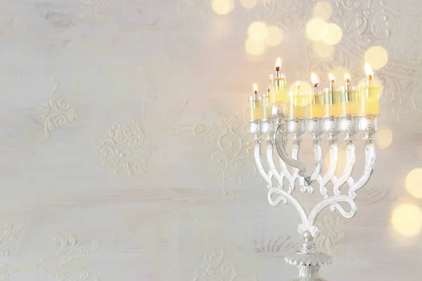 Religia obraz żydowskiego święta Hanukkah tło z menorah (tradycyjny kandelabra) i świece olejne na białym tle — Zdjęcie stockowe