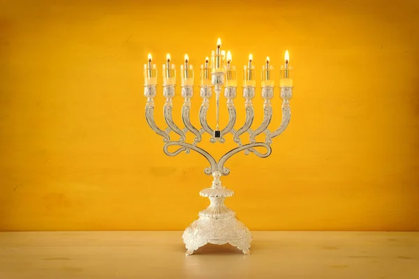 Religia obraz żydowskiego święta Hanukkah tło z menorah (tradycyjny kandelabra) i świece olejne na żółtym tle — Zdjęcie stockowe