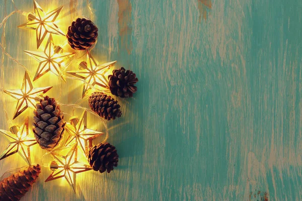 Wakacyjna koncepcja dekoracji szyszek sosnowych na Boże Narodzenie — Zdjęcie stockowe