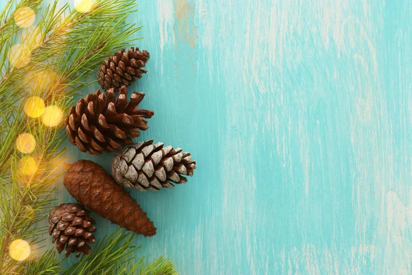 Dovolená koncept borovice kužely dekorace na Vánoce — Stock fotografie