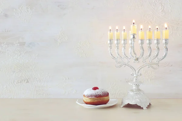 Religión imagen de vacaciones judías fondo Hanukkah con tapa giratoria y rosquilla sobre fondo blanco — Foto de Stock