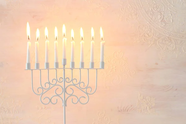 Religia obraz żydowskiego święta Hanukkah tło z menorah (tradycyjny kandelabra) i świece na białym tle — Zdjęcie stockowe