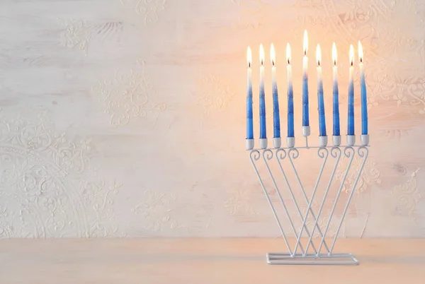 Religionsbild des jüdischen Feiertags Chanukka Hintergrund mit Menora (traditioneller Leuchter) und Kerzen auf weißem Hintergrund — Stockfoto