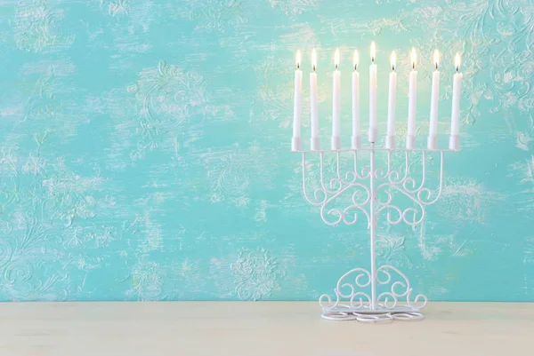 Religionsbild des jüdischen Feiertags Chanukka Hintergrund mit Menora (traditioneller Leuchter) und Kerzen über pastellblauem Hintergrund — Stockfoto