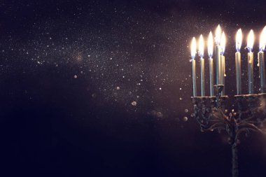 Menorah (geleneksel şamdan) ve mumlarla Yahudi bayramı Hanuka arkaplanının dini görüntüsü