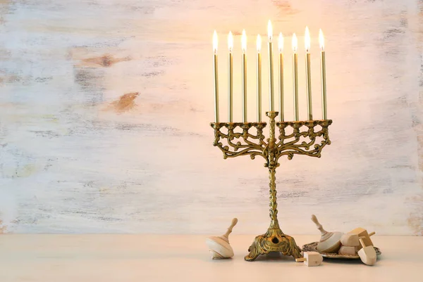 Religione immagine di festa ebraica Hanukkah sfondo con menorah (candelabro tradizionale) e dreidels — Foto Stock
