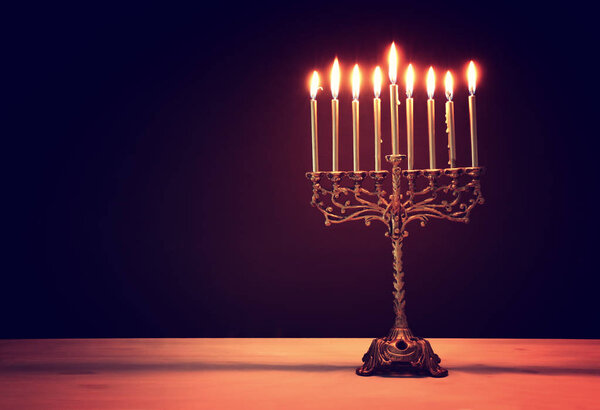 Религиозный образ еврейского праздника Ханука фон с менорой (традиционные канделябры) и свечами