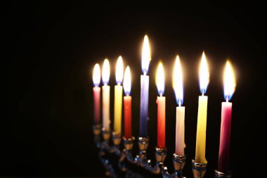 Menorah (geleneksel şamdan) ve mumlarla Yahudi bayramı Hanuka arkaplanının dini görüntüsü