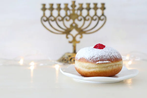 Religión imagen de vacaciones judías fondo Hanukkah con tapa giratoria y rosquilla sobre fondo blanco —  Fotos de Stock