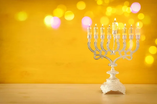 종교적 인 유대인 명절 하누카 배경 과 메노라 ( 전통적 인 촛대 ), 노란 배경 위에 양초 — 스톡 사진