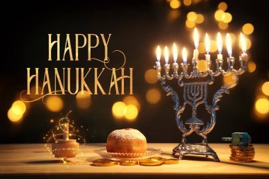 Menorah (geleneksel şamdan), dönen top ve donut ile Yahudi bayramı Hanuka arkaplan resmi