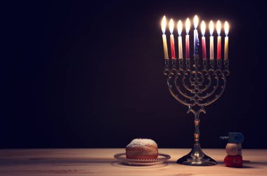 Menorah (geleneksel şamdan), dönen top ve donut ile Yahudi bayramı Hanuka arkaplan resmi
