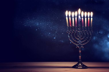 Menorah (geleneksel şamdan) ve mumlarla Yahudi bayramı Hanuka arkaplanının dini görüntüsü