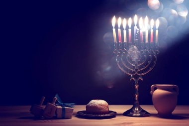 Menorah (geleneksel şamdan), dönen top ve donut ile Yahudi bayramı Hanuka arkaplan resmi