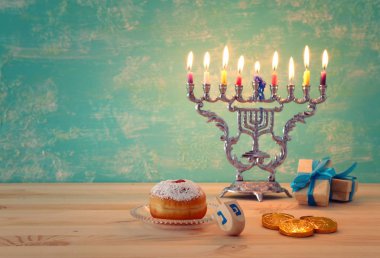 Menorah (geleneksel şamdan), dönen top ve donut ile Yahudi bayramı Hanuka arkaplan resmi