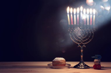 Menorah (geleneksel şamdan), dönen top ve donut ile Yahudi bayramı Hanuka arkaplan resmi