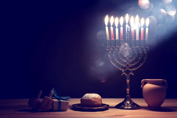 Religionsbild des jüdischen Feiertags Chanukka Hintergrund mit Menora (traditioneller Leuchter), Kreisel und Donut — Stockfoto