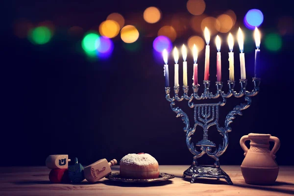 Imagen religiosa de vacaciones judías fondo Hanukkah con menorah (candelabros tradicionales), peonza y rosquilla —  Fotos de Stock