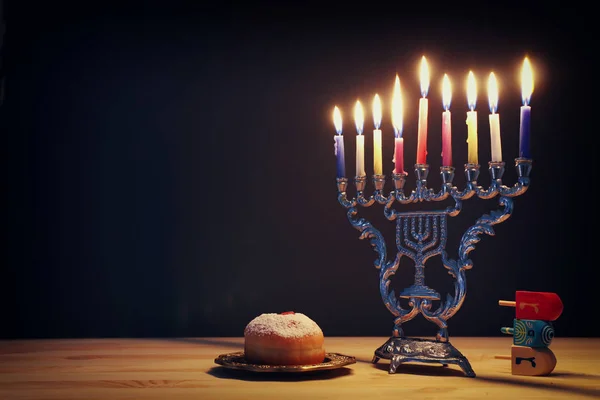 Vallási kép zsidó ünnep Hanuka háttér menorah (hagyományos candelabra), forgó tetején és fánk — Stock Fotó