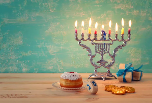 Imagen religiosa de vacaciones judías fondo Hanukkah con menorah (candelabros tradicionales), peonza y rosquilla — Foto de Stock