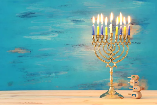 Vallási kép zsidó ünnep Hanuka háttér menorah (hagyományos candelabra) és forgó tetején — Stock Fotó