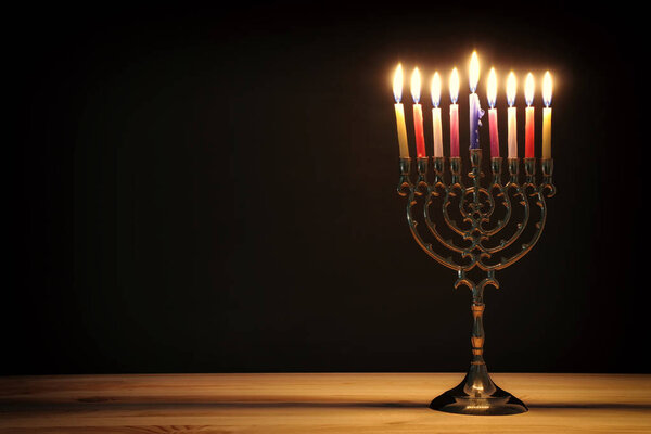 Религиозный образ еврейского праздника Ханука фон с менорой (традиционные канделябры) и свечами