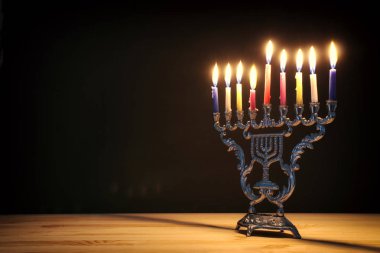 Menorah (geleneksel şamdan) ve mumlarla Yahudi bayramı Hanuka arkaplanının dini görüntüsü