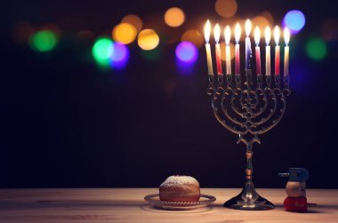 Menorah (geleneksel şamdan), dönen top ve donut ile Yahudi bayramı Hanuka arkaplan resmi