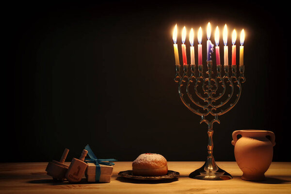 религиозный образ еврейского праздника Ханука фон с менорой (традиционные канделябры), спиннинг топ и пончик
