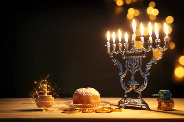 Vallási kép zsidó ünnep Hanuka háttér menorah (hagyományos candelabra), forgó tetején és fánk — Stock Fotó