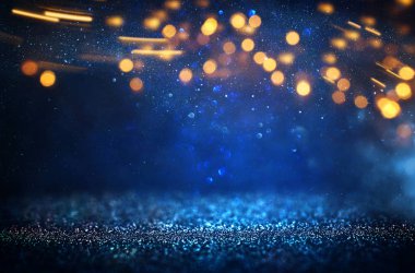 Soyut simli siyah, mavi ve altın renkli ışıklar arka planda. Odaklanmamış