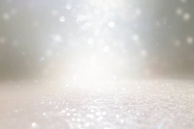 Parlak klasik ışıkların soyut arkaplanı. Gümüş, altın ve beyaz. Odaklanmamış