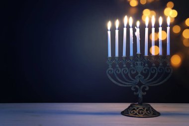 Menorah (geleneksel şamdan) ve mumlarla Yahudi bayramı Hanuka arkaplanının dini görüntüsü